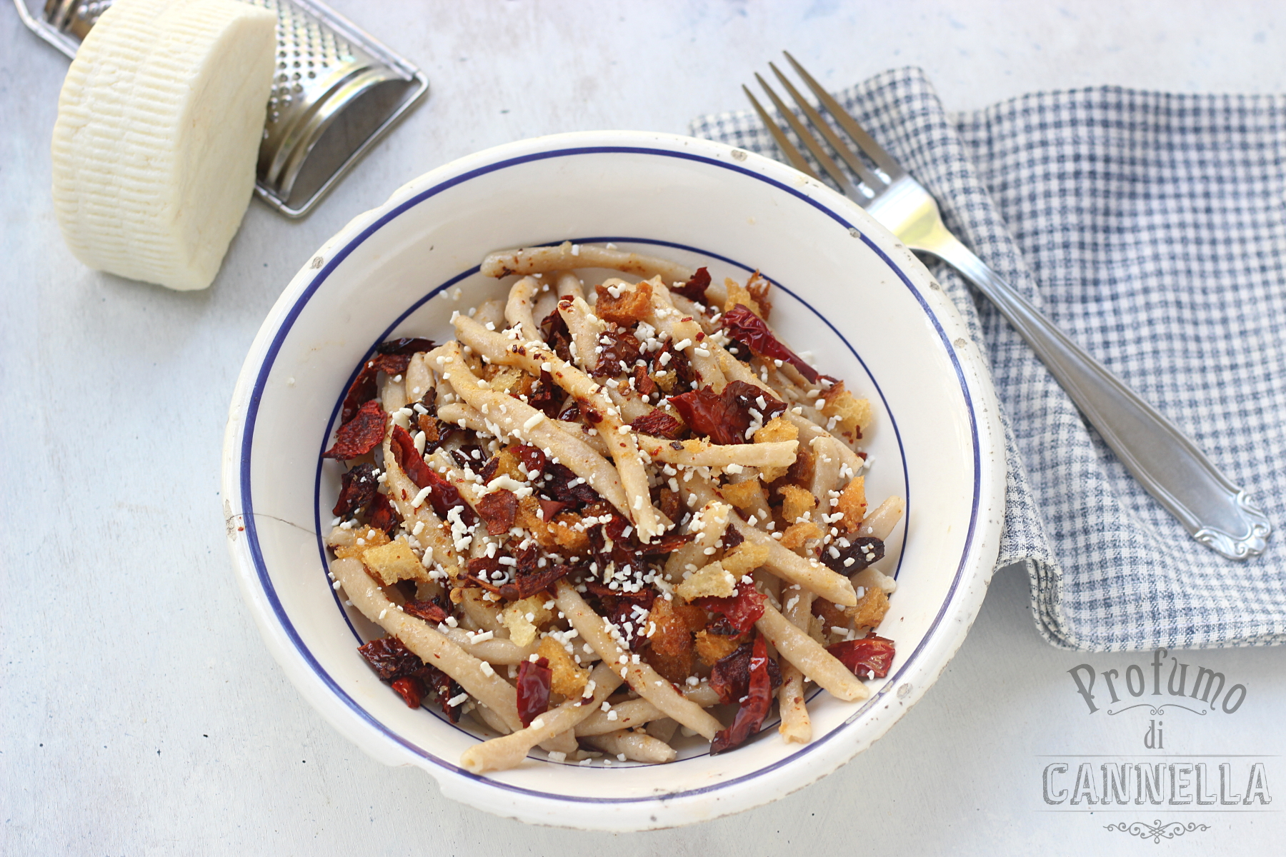 Fusilli Lucani Con Peperoni Cruschi E Mollica Di Pane Fritta Profumo Di Cannella